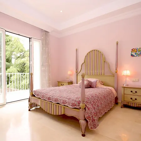 East Luxury Family Rosa Villa